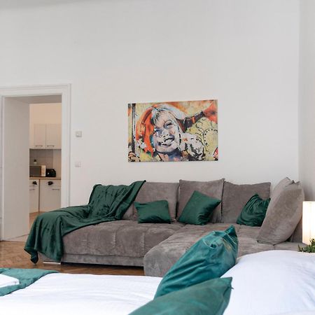Prime Location & Peaceful Shared 2 Bedroom Apt With Backyard Wenen Buitenkant foto