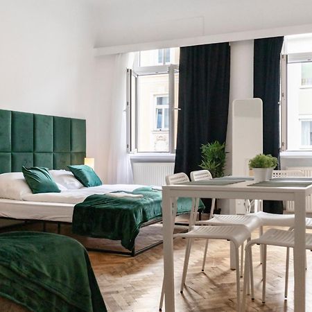 Prime Location & Peaceful Shared 2 Bedroom Apt With Backyard Wenen Buitenkant foto