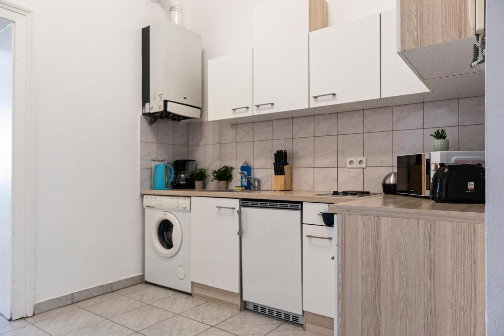 Prime Location & Peaceful Shared 2 Bedroom Apt With Backyard Wenen Buitenkant foto