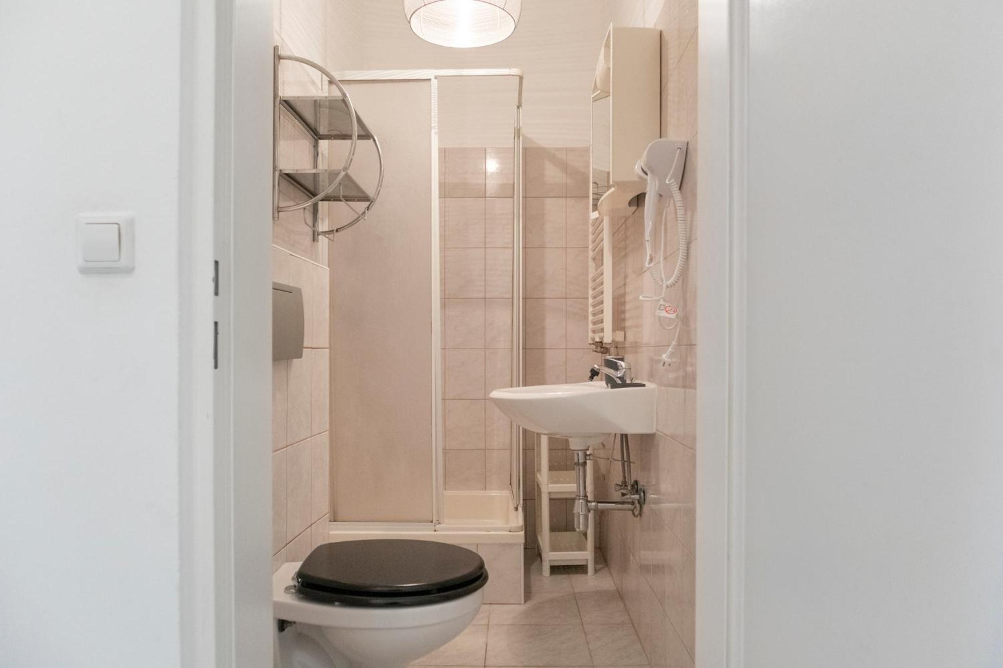 Prime Location & Peaceful Shared 2 Bedroom Apt With Backyard Wenen Buitenkant foto