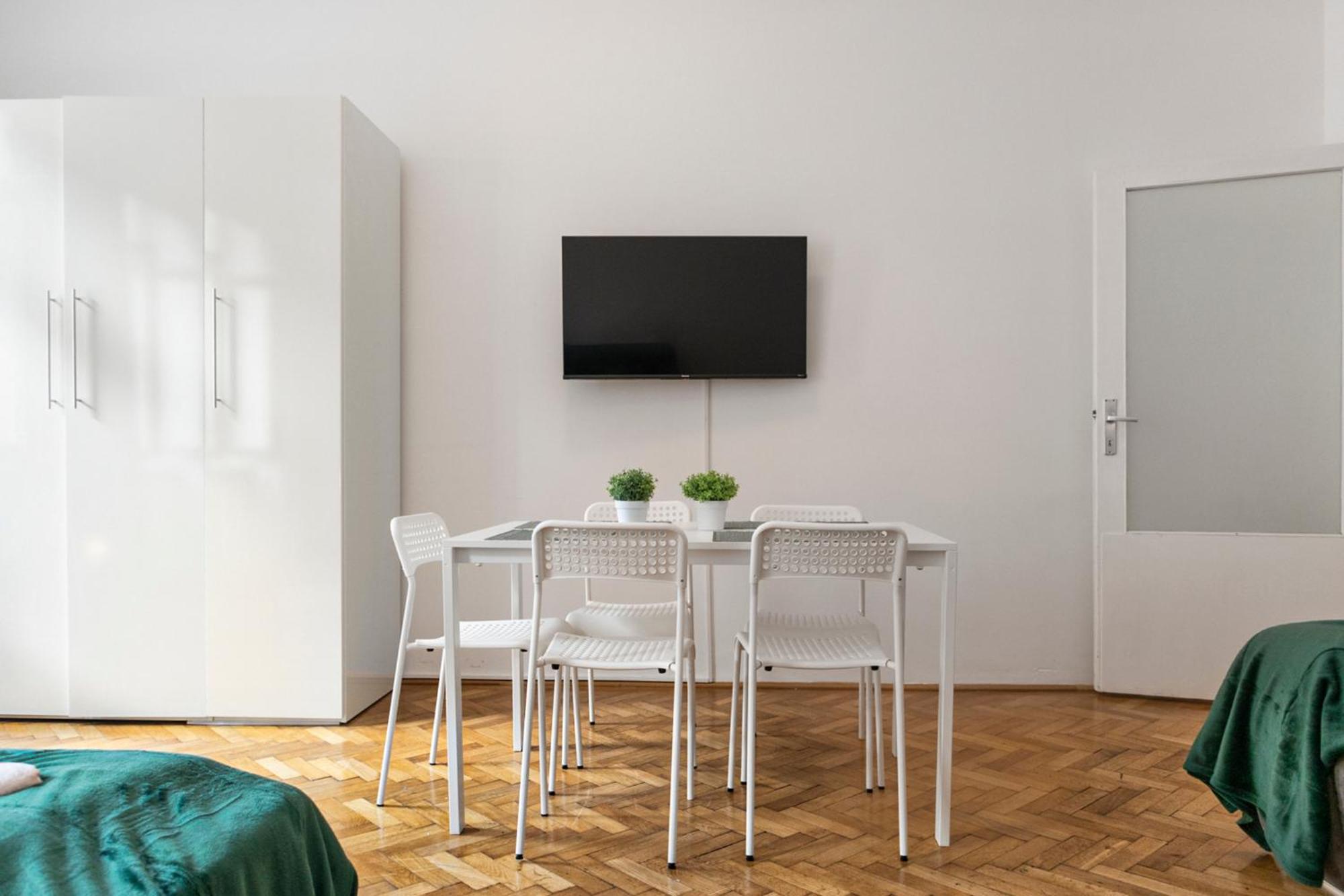 Prime Location & Peaceful Shared 2 Bedroom Apt With Backyard Wenen Buitenkant foto