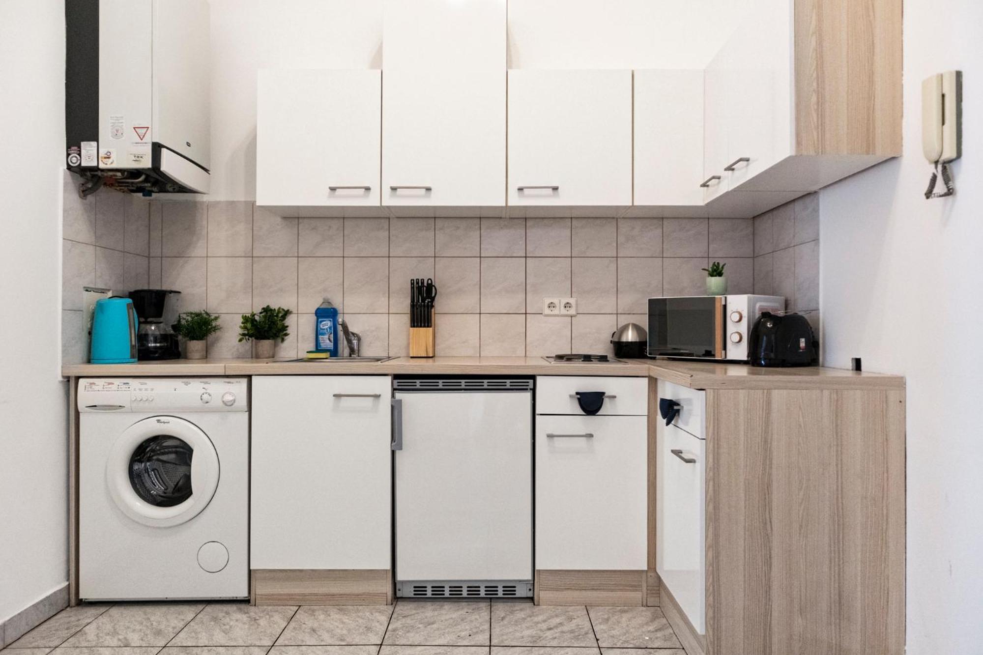Prime Location & Peaceful Shared 2 Bedroom Apt With Backyard Wenen Buitenkant foto